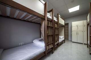 Хостелы Ostriv Hostel Львов Кровать в общем 8-местном номере для мужчин и женщин-5