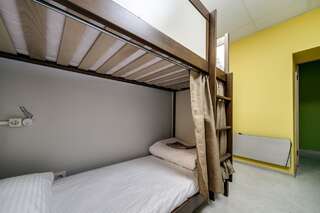 Хостелы Ostriv Hostel Львов Кровать в общем 4-местном номере для мужчин и женщин-4