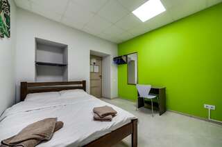 Хостелы Ostriv Hostel Львов Двухместный номер с 1 кроватью и собственной ванной комнатой-3