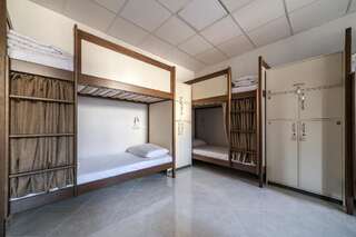 Хостелы Ostriv Hostel Львов Кровать в общем номере для мужчин и женщин с 10 кроватями-3