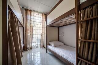 Хостелы Ostriv Hostel Львов Кровать в общем номере для мужчин и женщин с 10 кроватями-7