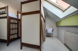 Хостелы Ostriv Hostel Львов Односпальная кровать в общем номере с 6 кроватями-4