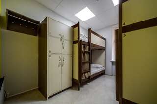Хостелы Ostriv Hostel Львов Кровать в общем 4-местном номере для мужчин и женщин-1