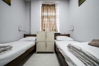Хостелы Ostriv Hostel Львов Кровать в общем номере для мужчин-1