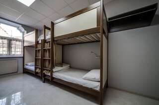 Хостелы Ostriv Hostel Львов Кровать в общем 8-местном номере для мужчин и женщин-4